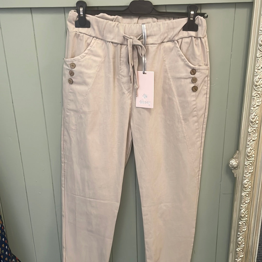 Magic pants pocket detail